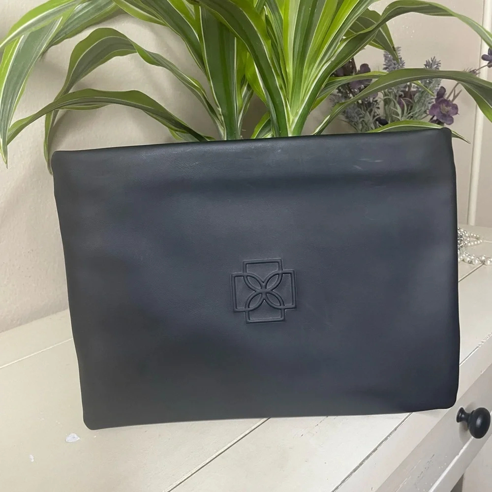 DEVON WINDSOR Black swimsuit pouch with Embossed Logo